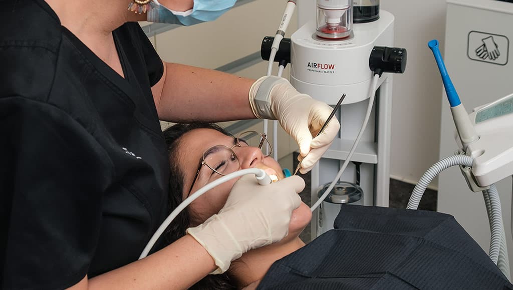 A dentist working on a patient at Vitra Clinic in Lagoa