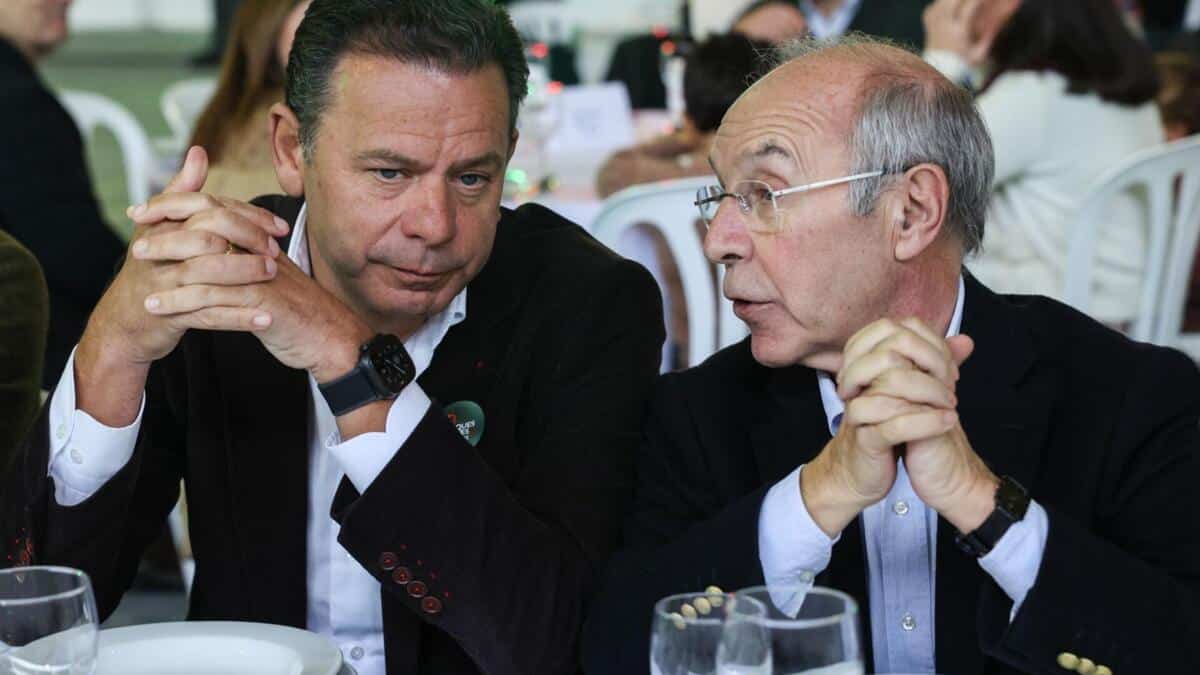 Prime minister Luís Montenegro (left) shows his support today in Batalha for Luís Marques Mendes (right) as Portugal's next president. Image: MIGUEL A. LOPES/LUSA