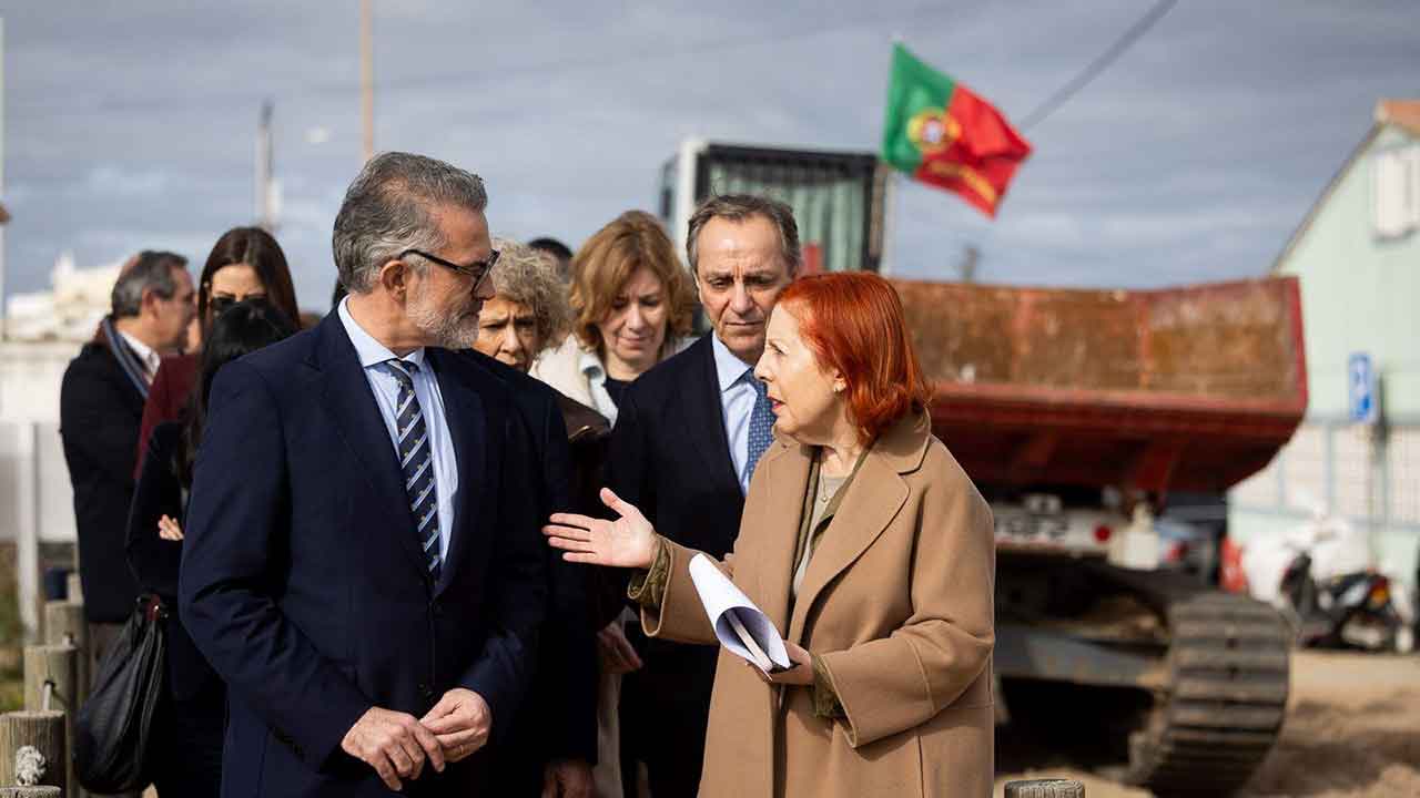 Demolitions begin at Faro beach as six families refuse to leave