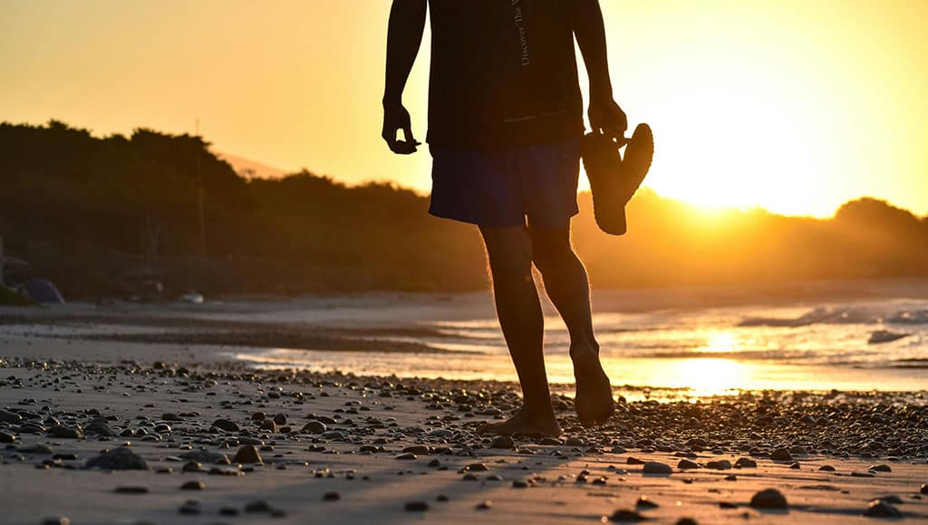 Beach walking (Ana Castillo-unsplash)