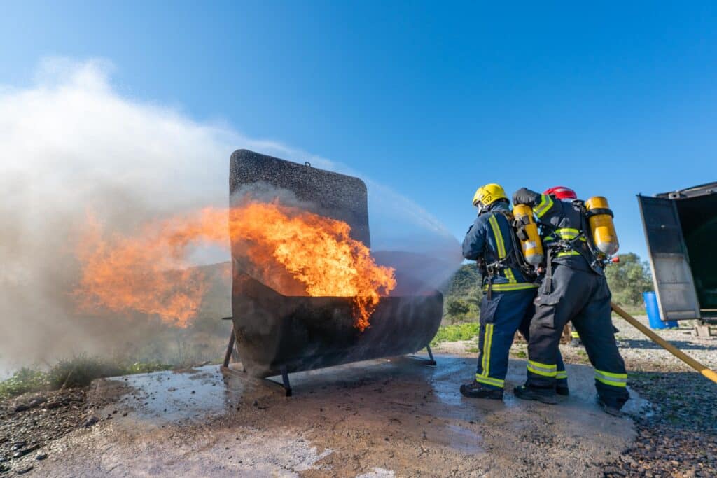 Bombeiros trainees extinguish fuel fire during training session São Brás de Alportel