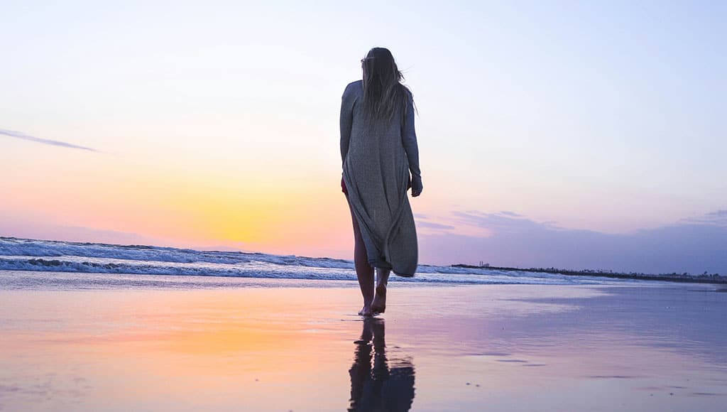 Woman sunset beach (Jeremy Bishop-unsplash)