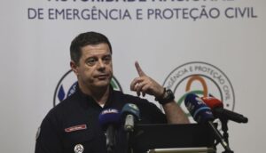 Tejo riverside residents urged to leave homes as river levels surge