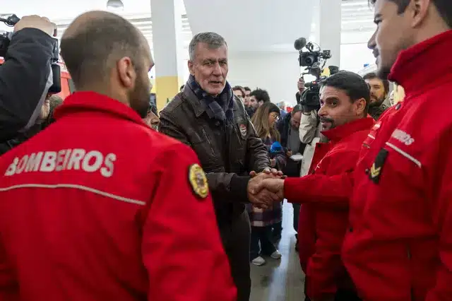 Image of Henrique Gouveia e Melo meeting firefighters in Bragança: José Sena Goulão/ Lusa