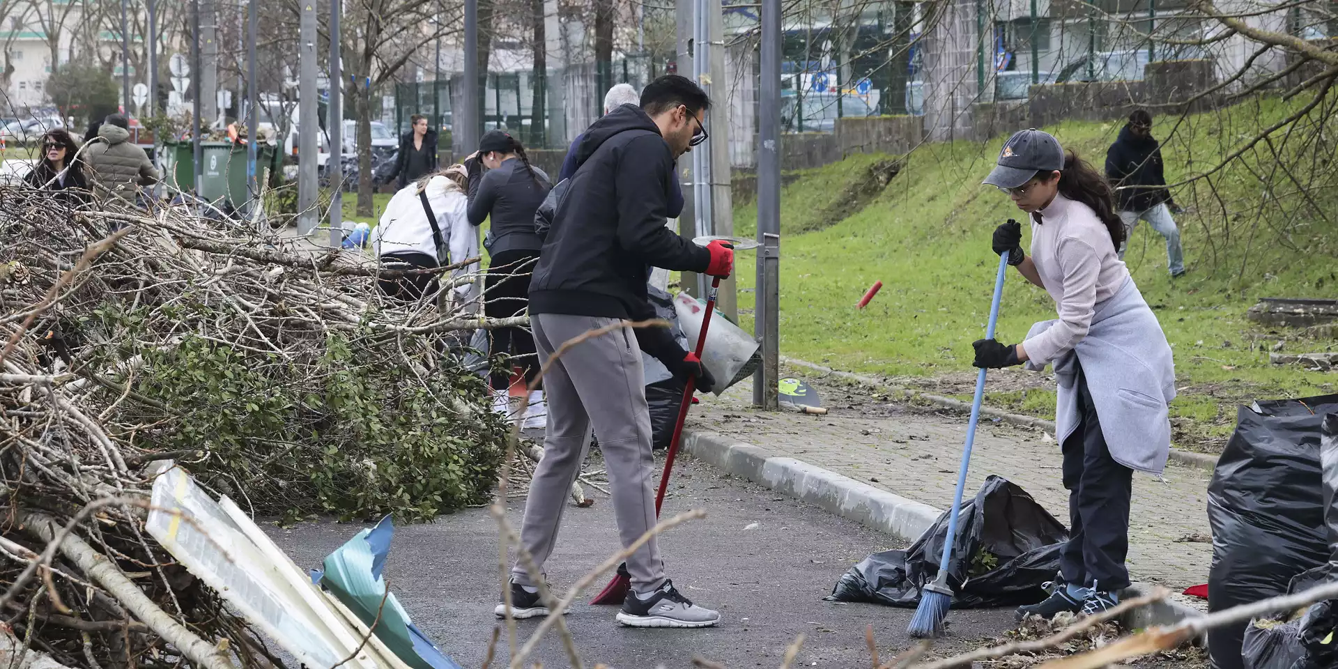 Hundreds of people turned out today to help try and put Leiria's streets 'back in shape'. Many more volunteer efforts are planned. Image: Manuel de Almeida/ Lusa