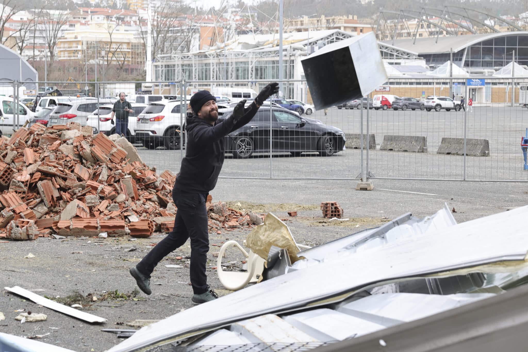 Volunteers help remove debris caused by the passage of storm Khistin in the centre of Leiria, 31 January 2026