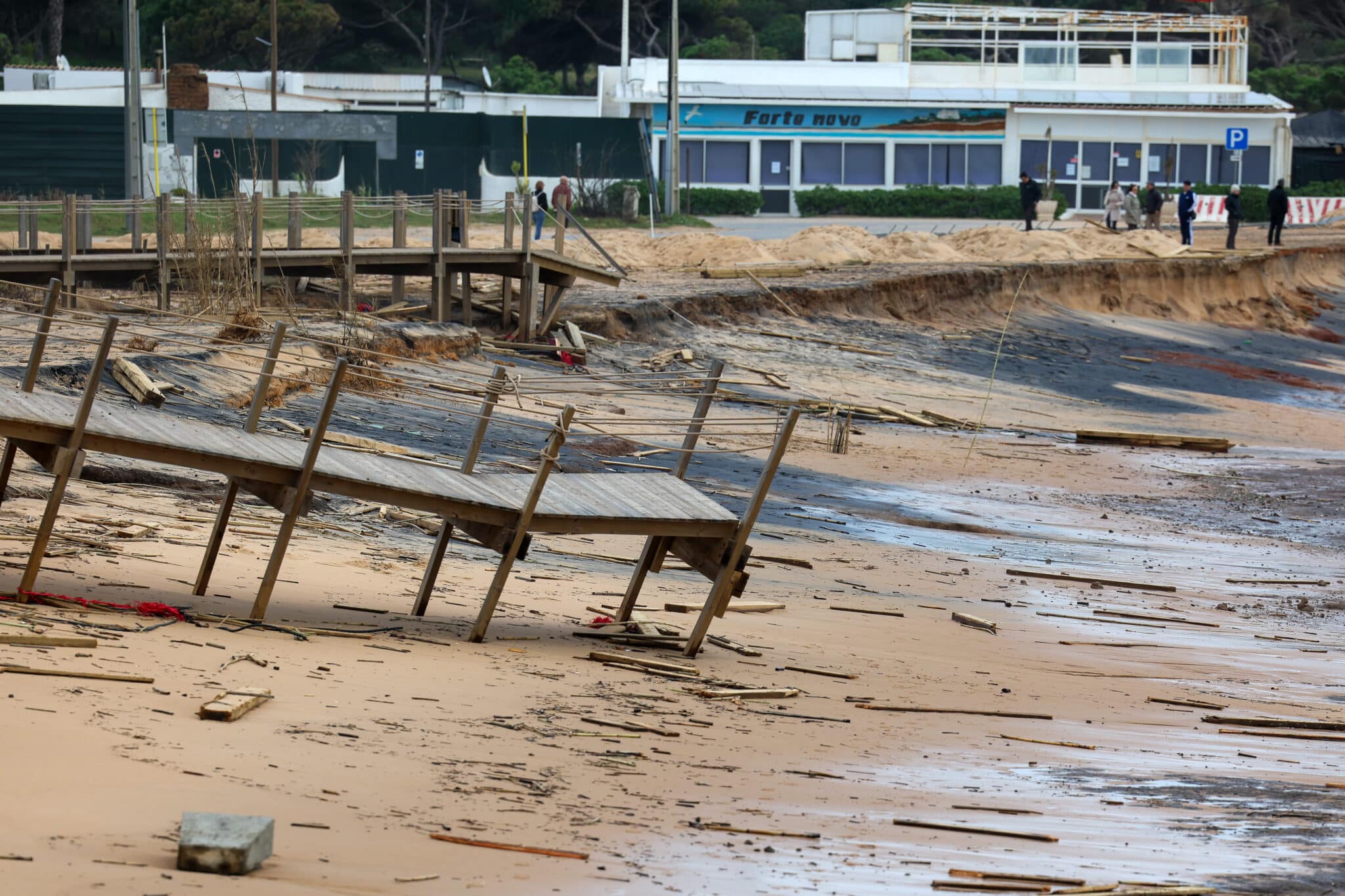 Bad weather leaves Algarve beaches unrecognisable
