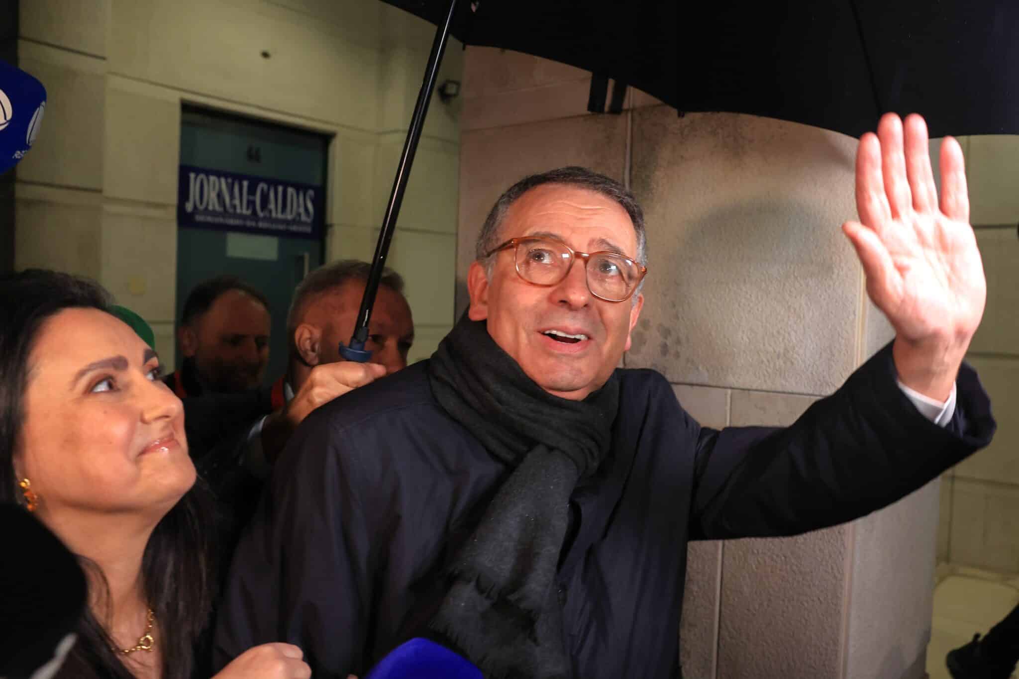 President-elect António José Seguro with his wife Margarida Maldonado Freitas celebrating victory in Caldas Rainha on February 8, 2026 - Photo: EPA/José Coelho