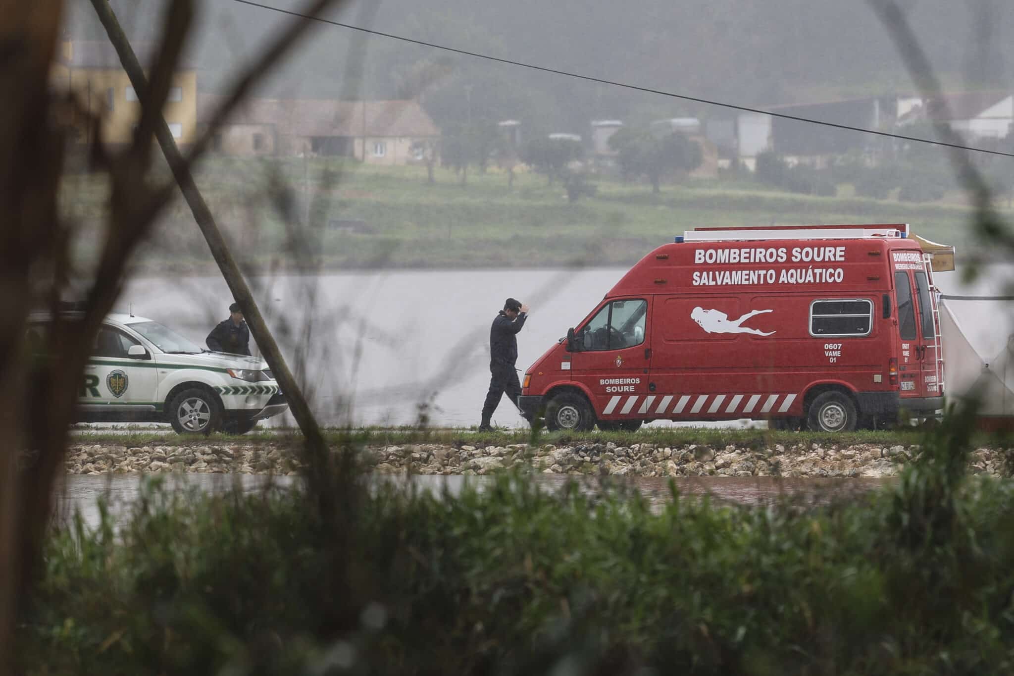 Firefighters from Soure and members of the GNR during operations at the site where the couple who went missing on February 10 were found. The elderly couple reported missing in Montemor-o-Velho were found dead today (February 18) in Porto Godinho, according to a source from the GNR Territorial Command in Coimbra - Photo: Paulo Novais/Lusa