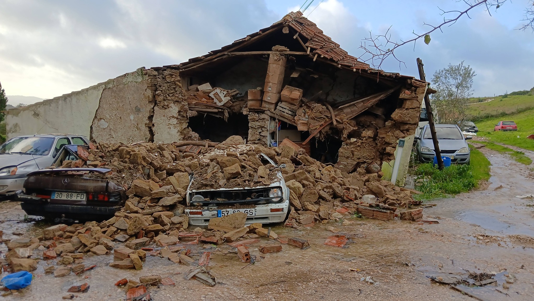Does the owner of this property in Arruda dos Vinhos need state support to help him re-build? He needs to check his 'fiscal standing'... Image: Luís Vieira/ Facebook