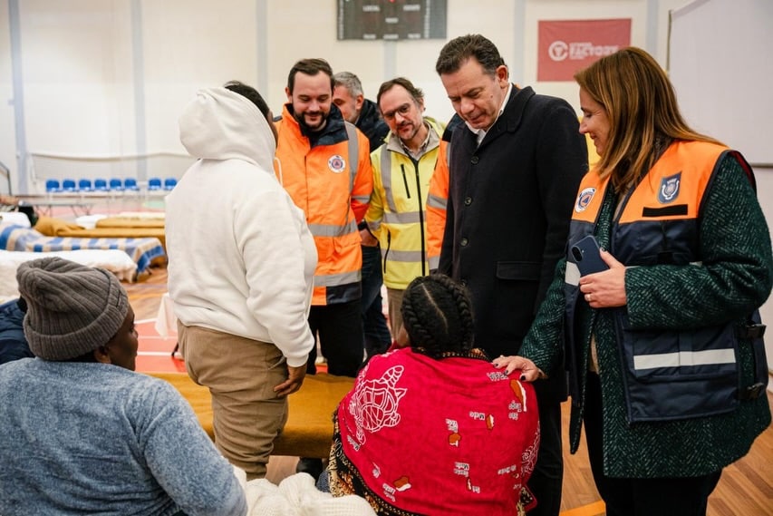PM visits a pavilion in Santarém housing people made homeless by the storms. Image: Lu´s Montenegro Facebook