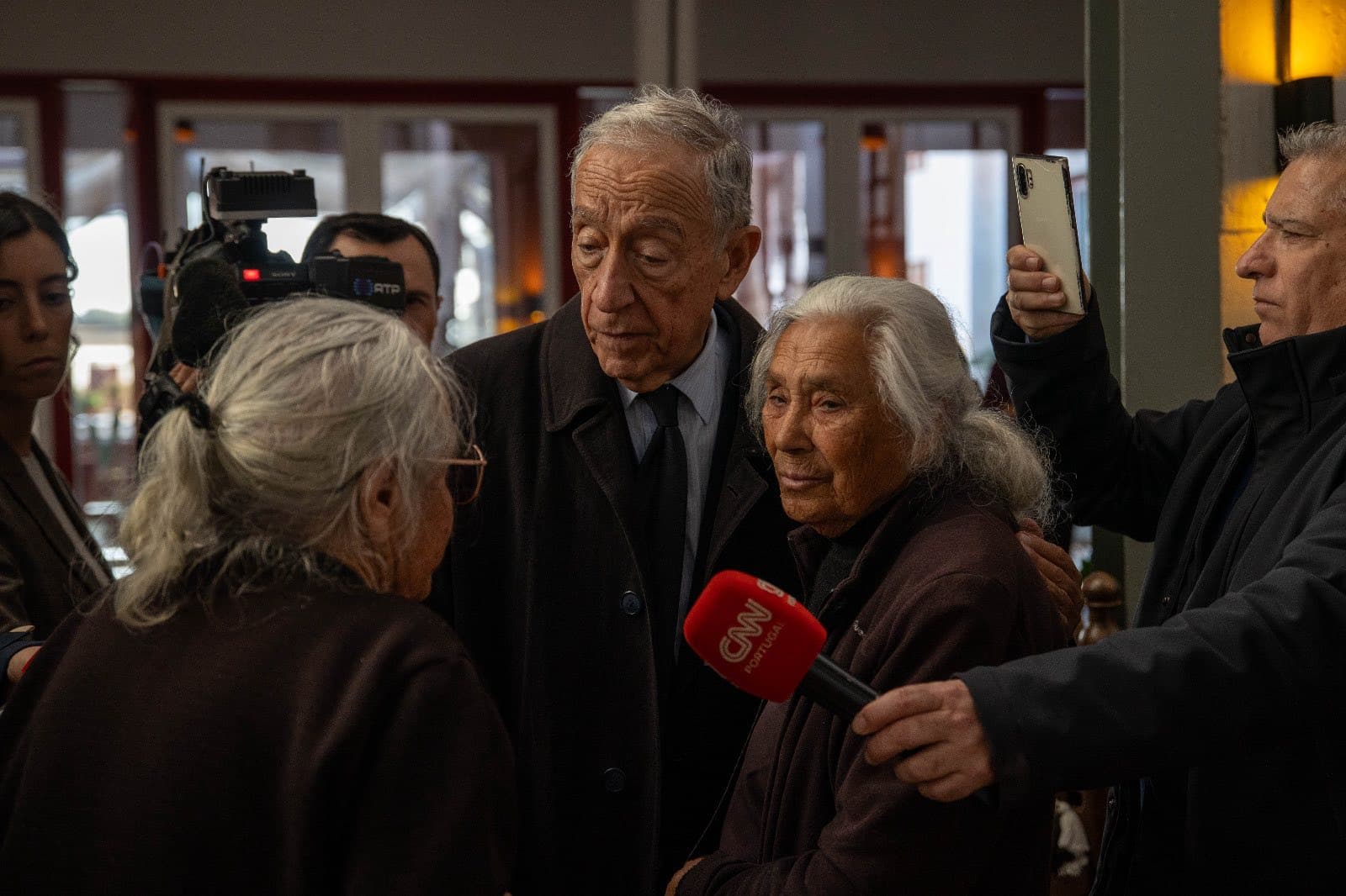 Incoming president António José Seguro has said he will never abandon the victims of Portugal's recent storms. President Marcelo is making sure that he leaves his post doing exactly the same: supporting citizens when they most need empathy and attention. Image: Câmara Municipal de Alcácer do Sal
