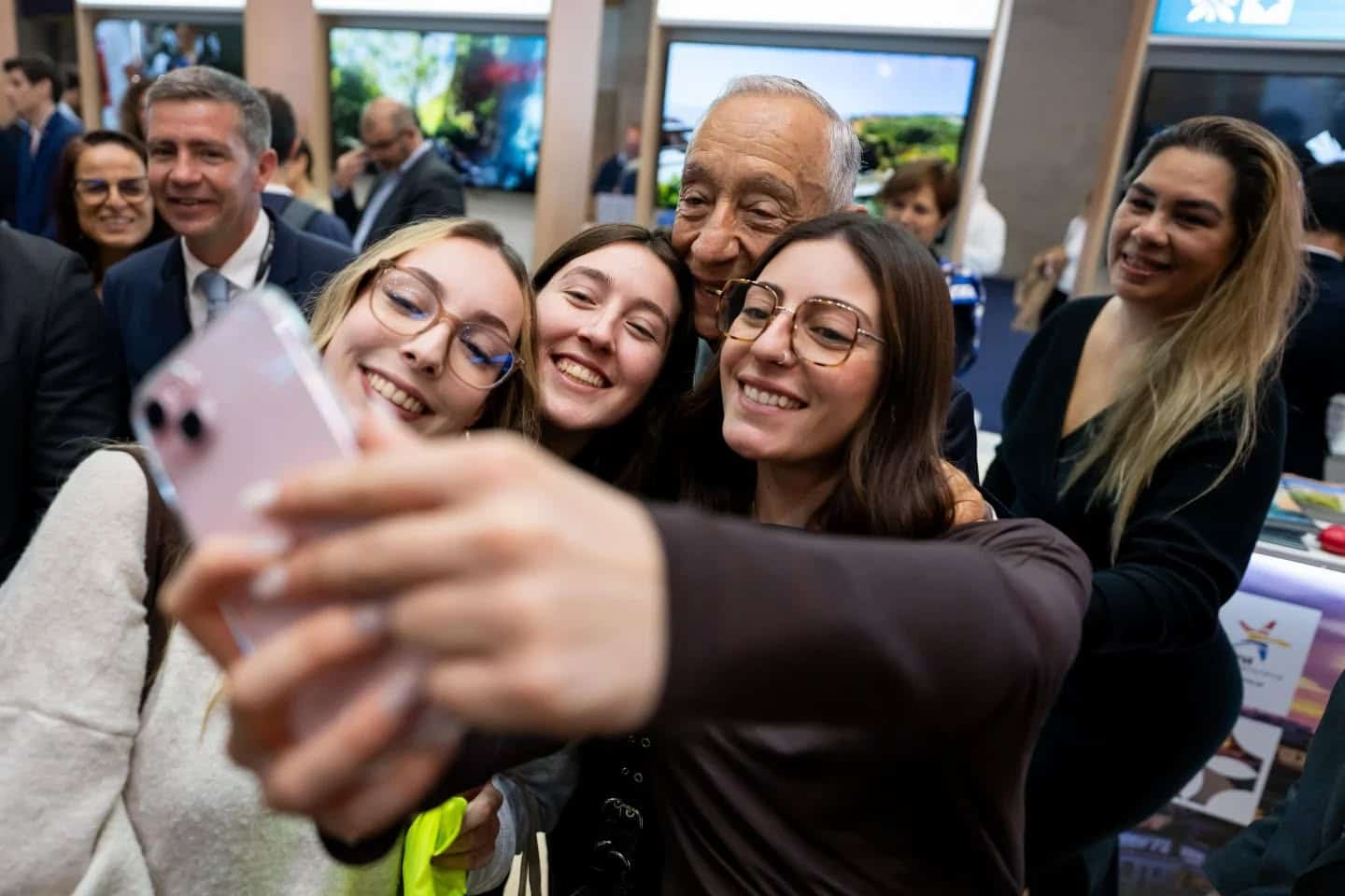 Silent on political affairs maybe - but Marcelo ALWAYS has time for a selfie! Image: BTL Facebook