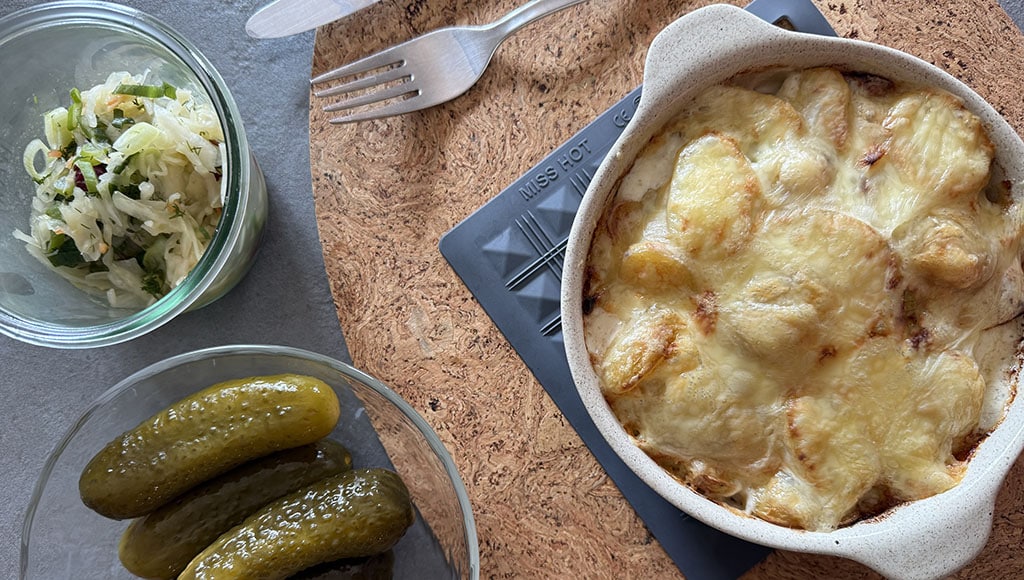 A quick tartiflette with cornichons and sauerkraut