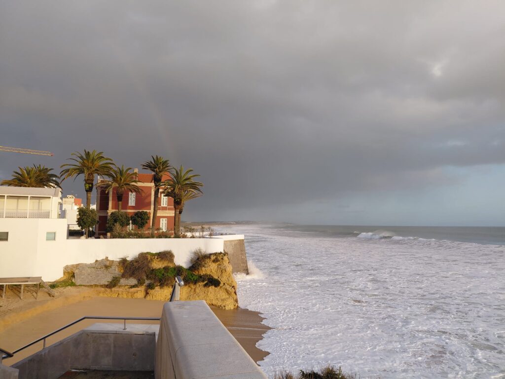 Armação de Pêra beach on a day of rough seas - Photo: Inês Lopes/Open Media Group