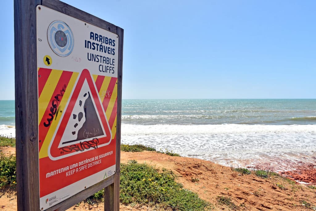Unstable cliff warning sign - Photo: Bruno Filipe Pires/Open Media Group