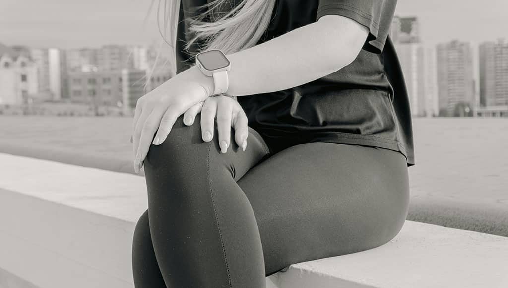 Legs crossed (zulfugar Karimov-unsplash)