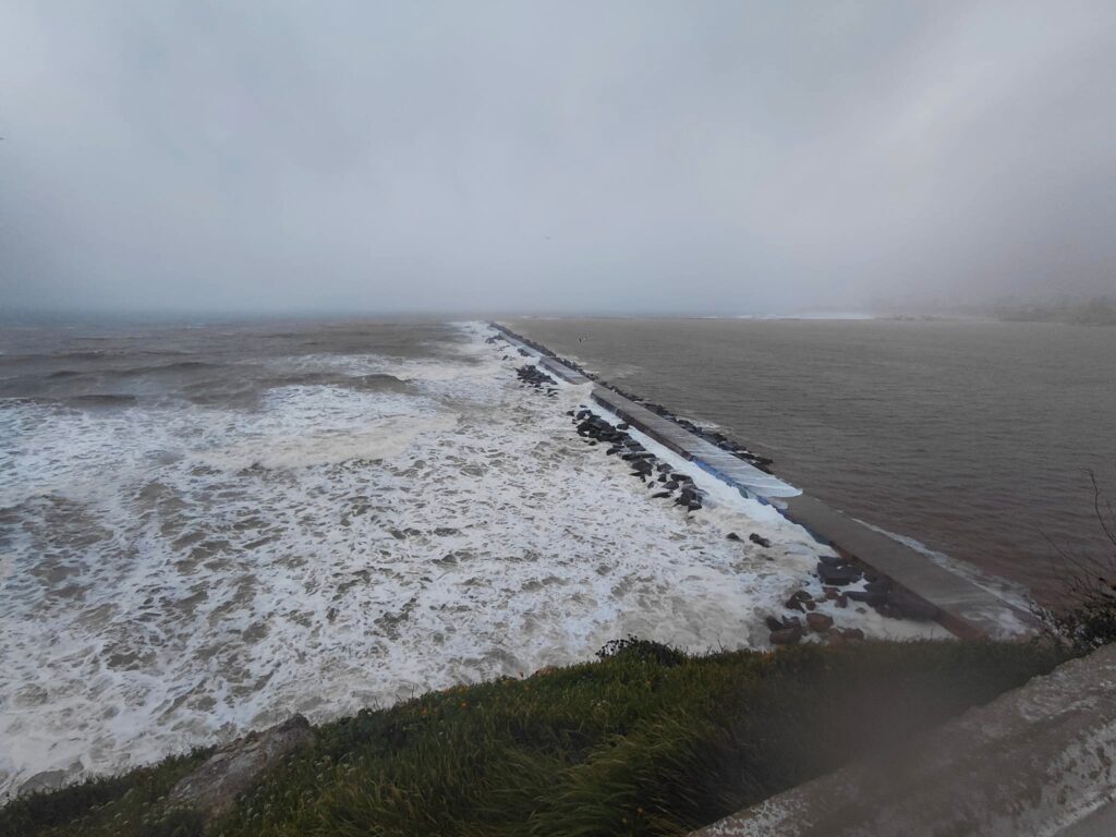 Molhe beach in Ferragudo, early February Storm Leonardo - Photo: Inês Lopes/Open Media Group