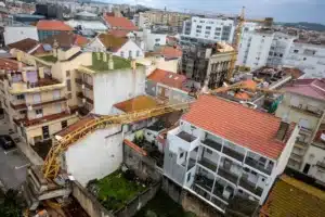 Massive crane collapses onto six homes in three streets in Figueira da Foz
