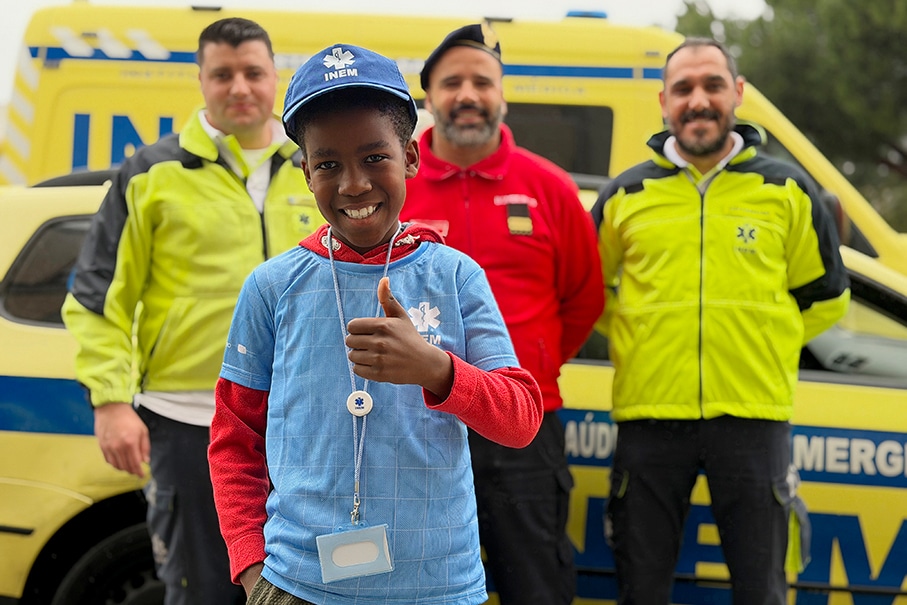 INEM's hero Rodrigo (centre). João is the man on the left at the back.