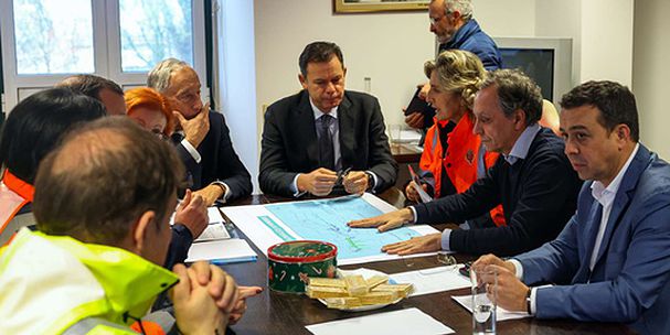 The PM (centre) in Coimbra today with President Marcelo, to hear the 'situation on the ground' as the district is braced for further flooding. Image: Lusa