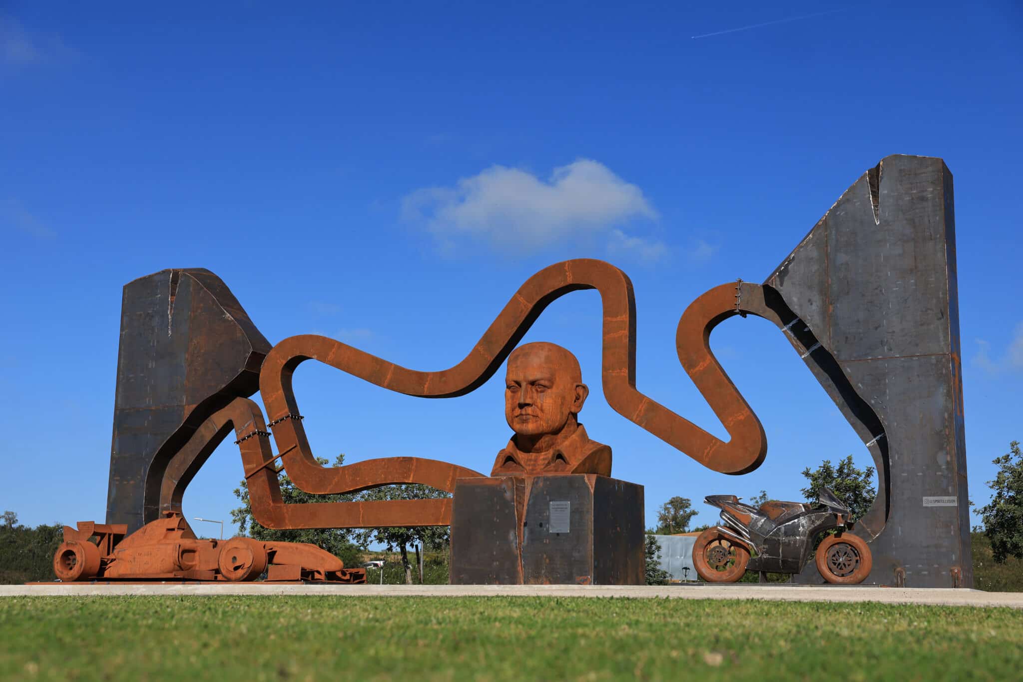 Escultura de homenagem ao fundador do Autódromo Internacional do Algarve, Paulo Pinheiro