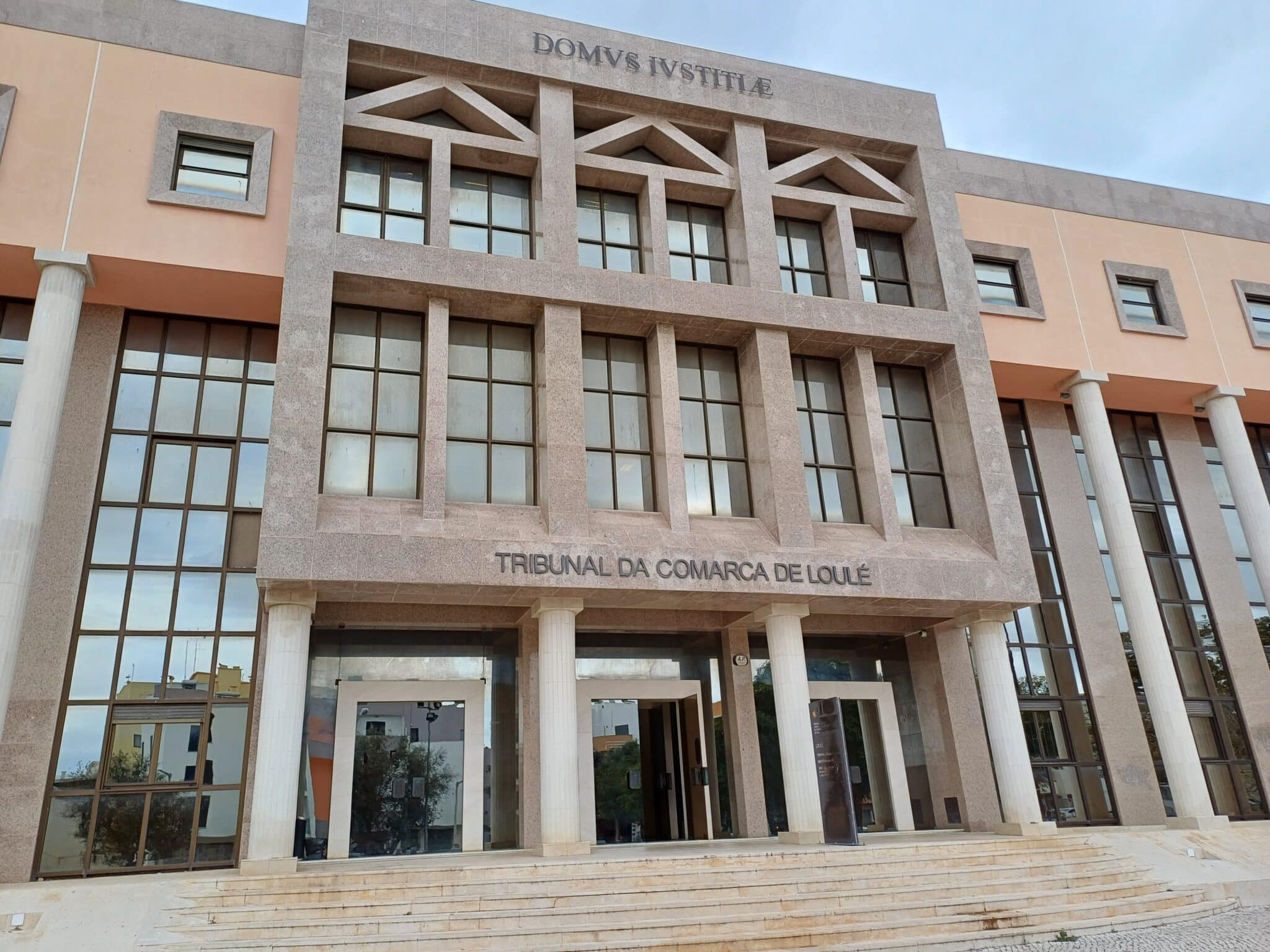 Rats, roaches, leaks and staff shortages: Algarve courts at breaking point