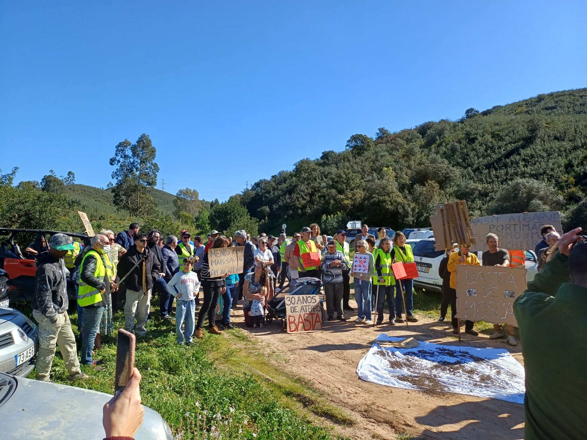 "Enough!": Dozens protest outside Portimão landfill