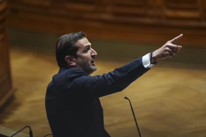 PSD parliamentary leader Hugo Soares labels the surplus news "absolutely historic" and 'laments' the lack of congratulations from opposition benches. Image: Manuel de Almeida/ Lusa