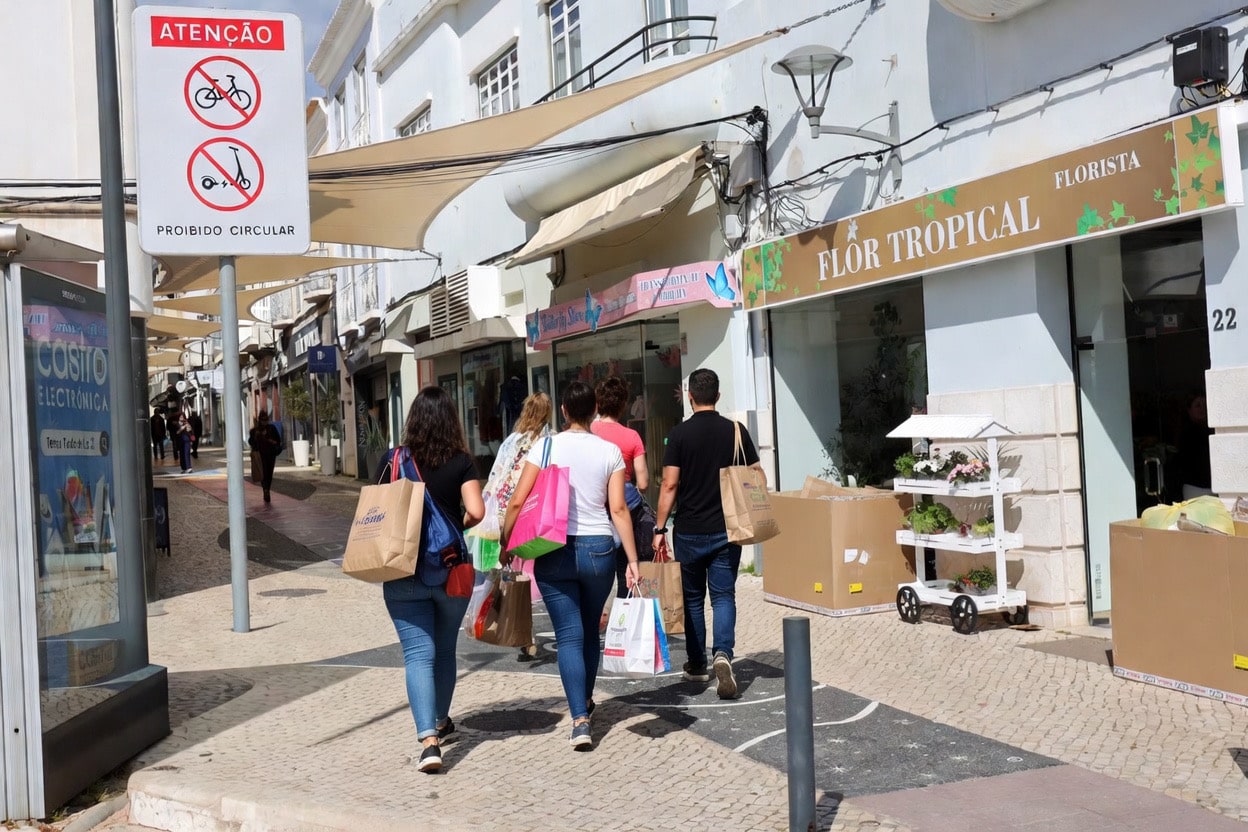 “No bikes or scooters” signs installed in Portimão