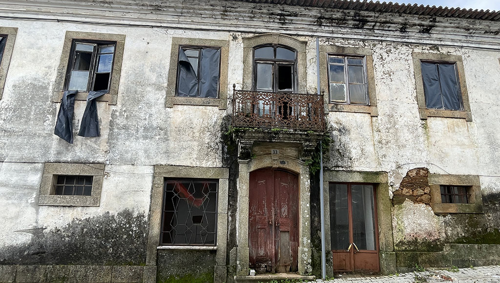 Rural Properties - Rua 5 Outubro the mansion street-side