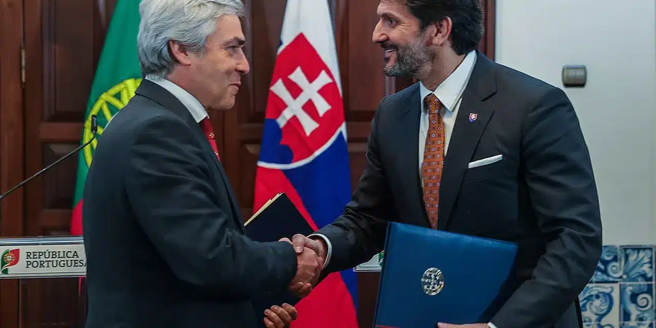 Portugal's defence minister Nuno Melo (left) with his Slovakian counterpart Robert Kaliňák. Image: MIguel de Almeida/ Lusa