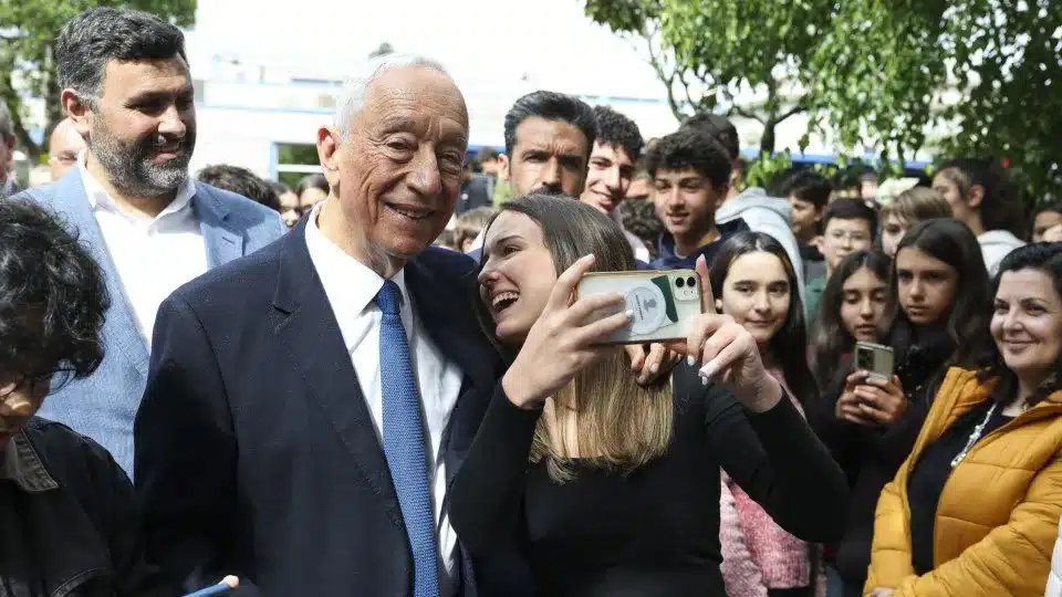 Marcelo Rebelo de Sousa delighting students in Águeda