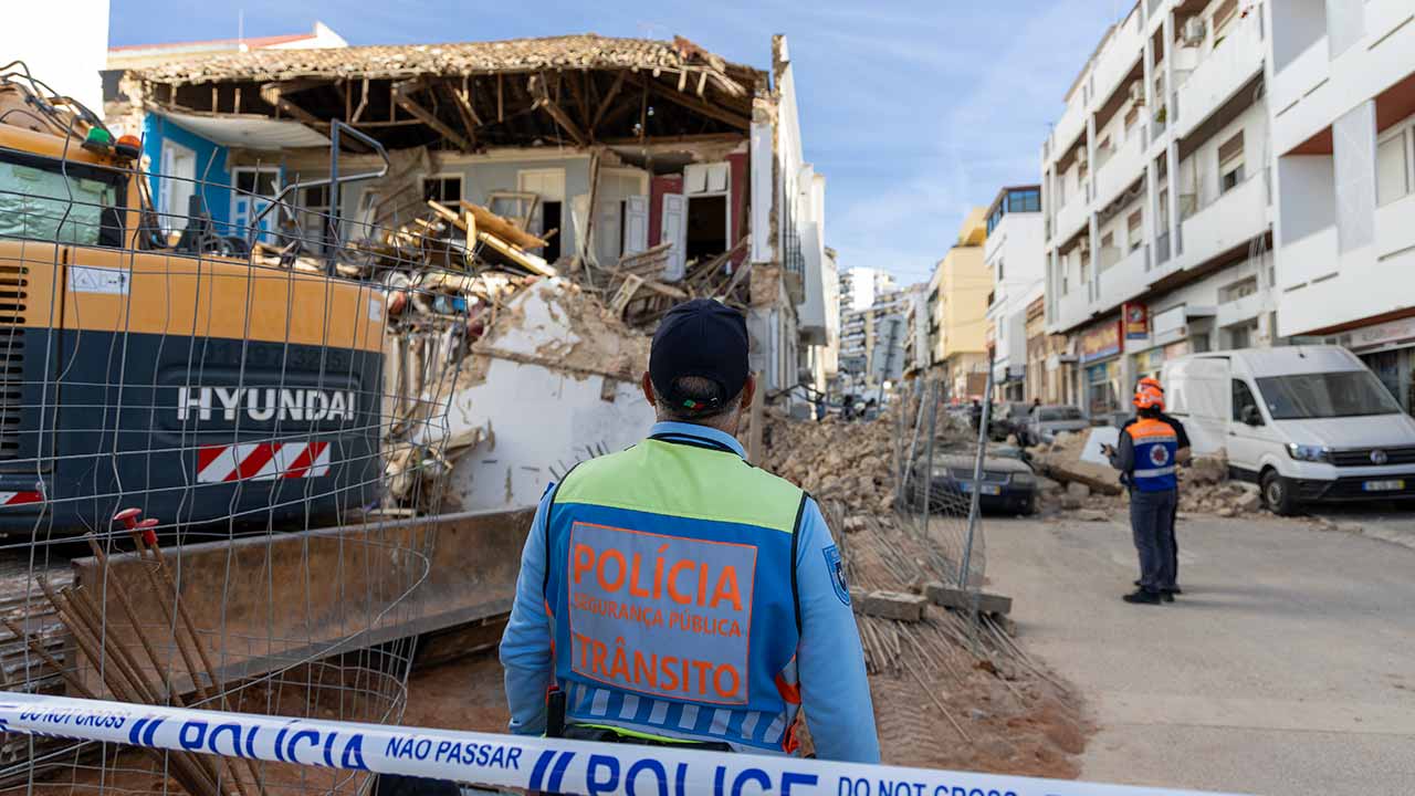 House collapse in Faro leaves elderly couple displaced