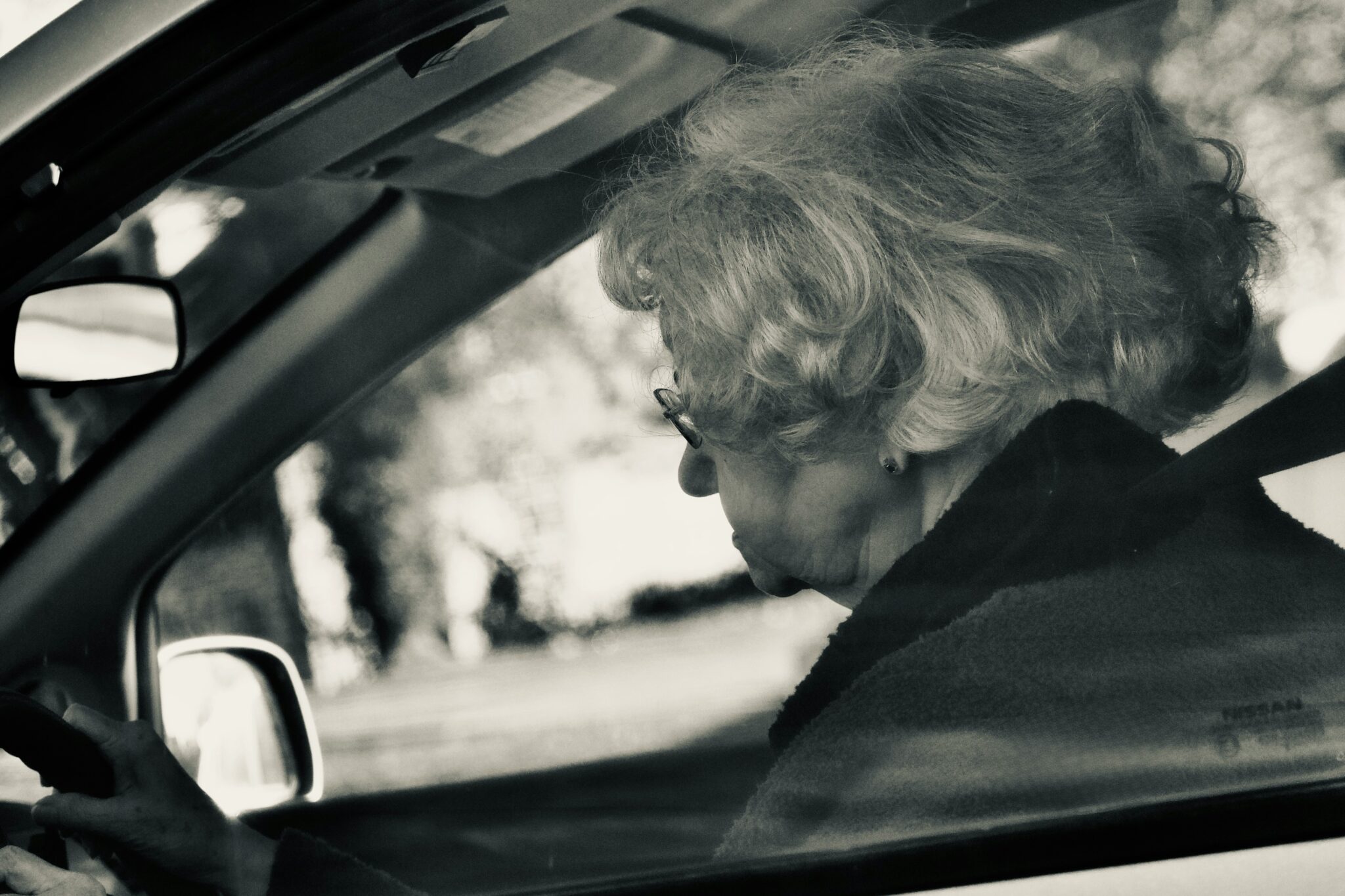 Old lady driving (Jonathan Marchant-unsplash)