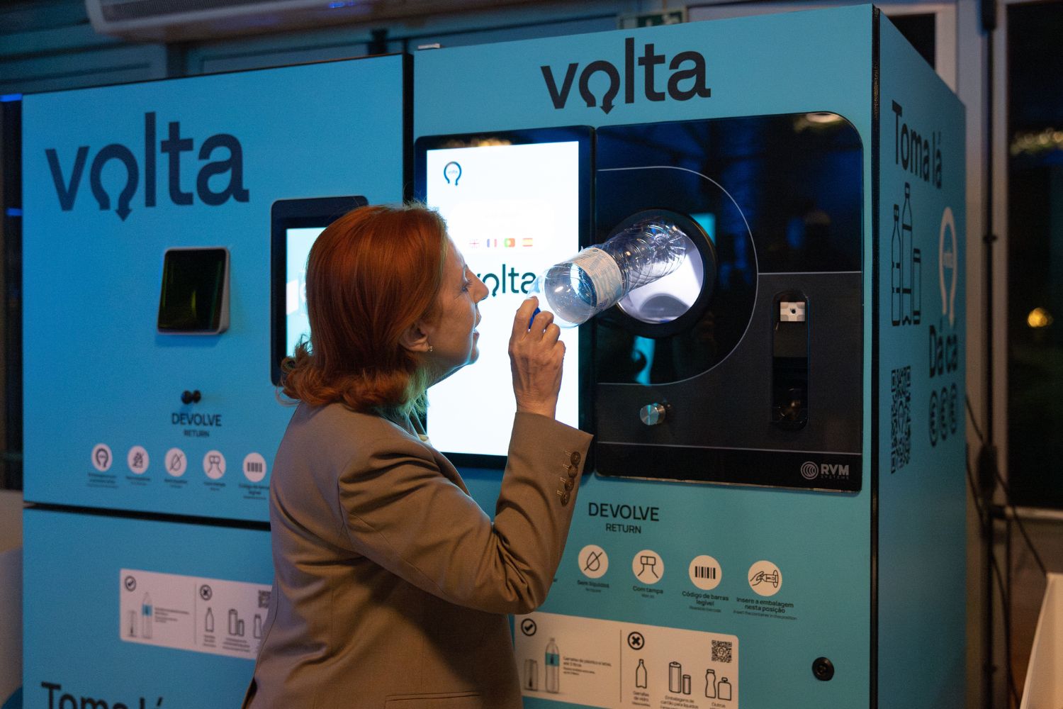 Minister of Energy/ Environment, Maria da Graça Carvalho, demonstrates how Volta works. Image: portugal.gov.pt