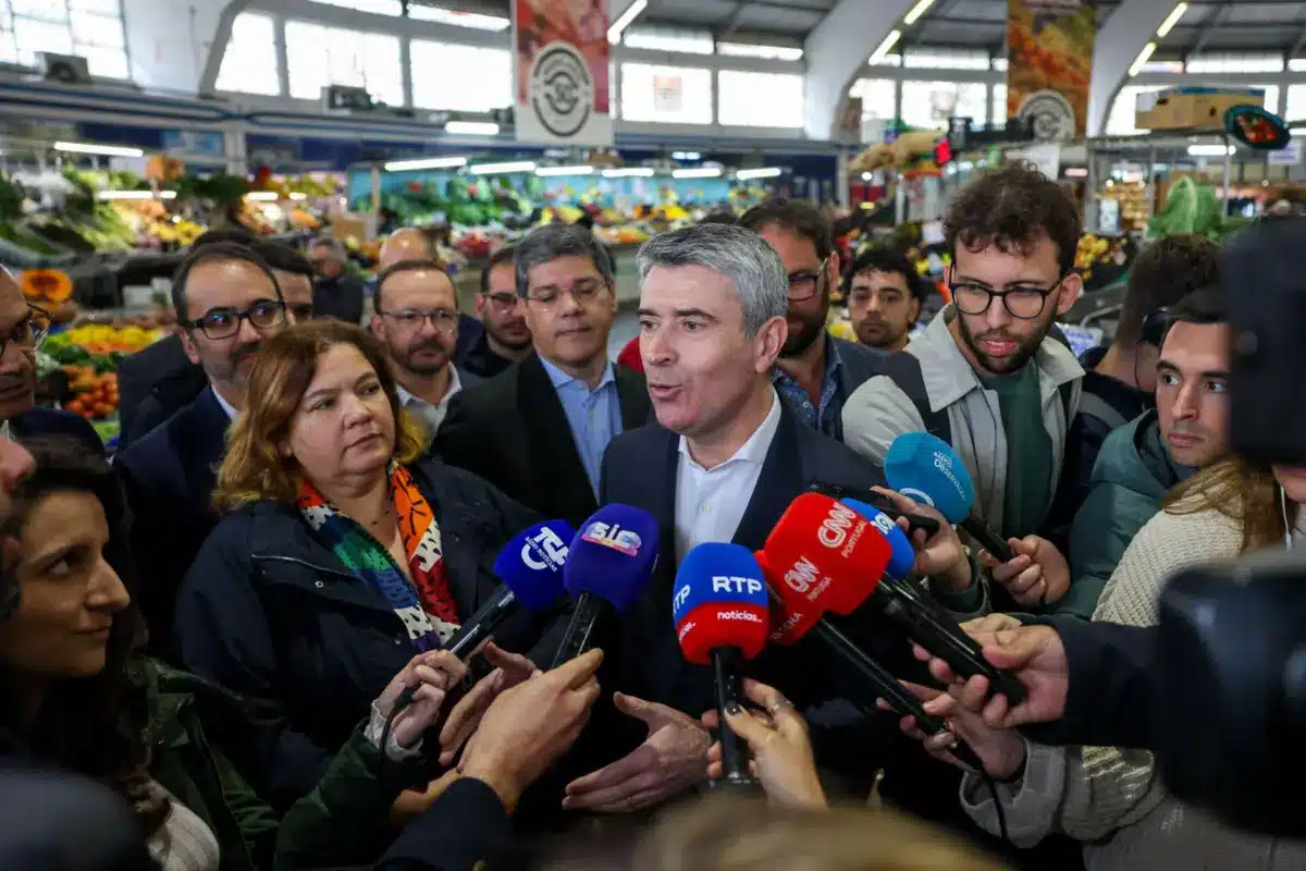 PS leader José Luís Carneiro in Benfica Market today. IMage: António Cotrim/ Lusa